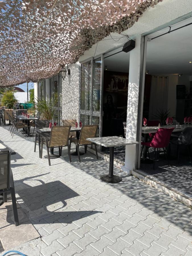 Hotel La Cle Saint-André-de-Sangonis Exteriör bild